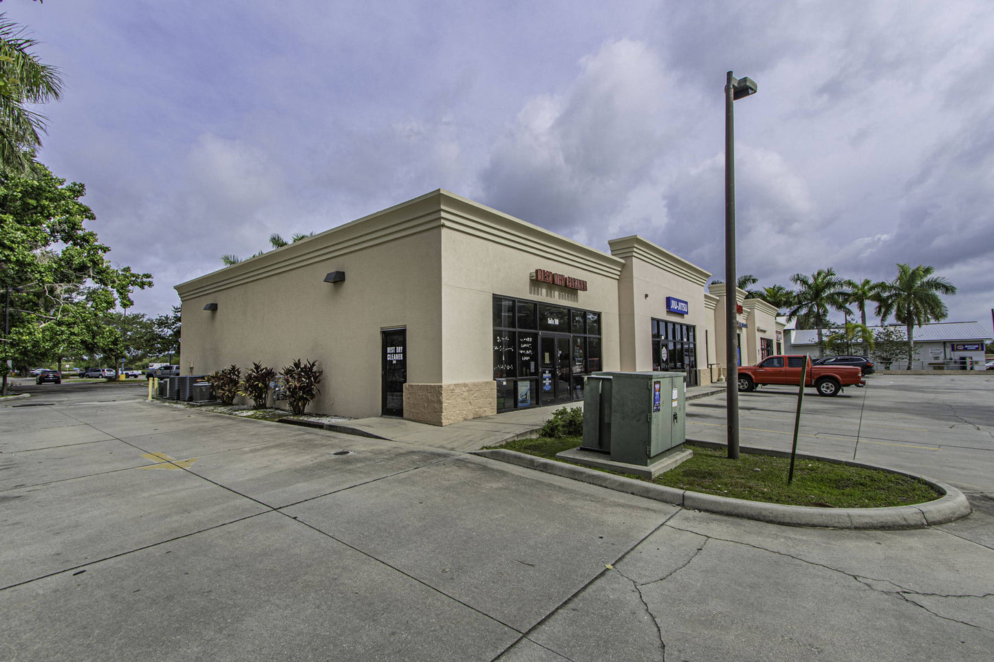 For Sale: Palm Plaza
RETAIL STRIP PLAZA - LONG TERM TENANTS